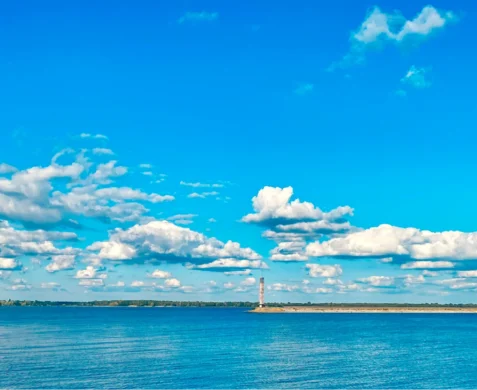Київське водосховище у сонячну погоду