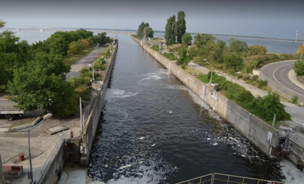 Вихід до водосховища через шлюз