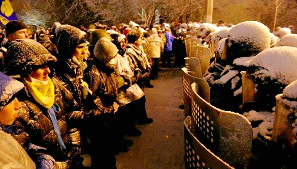Мирні протестувальники супроти силовиків
