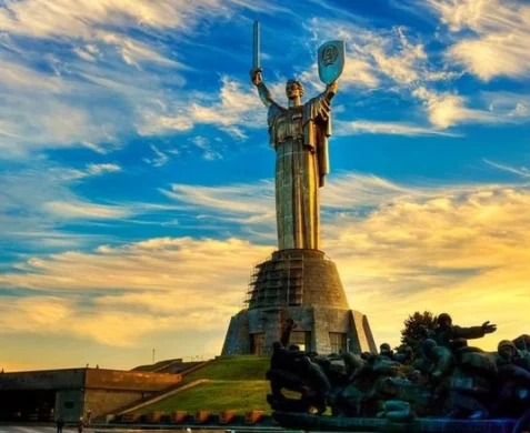 Монумент Батьківщина-Мати ввечері