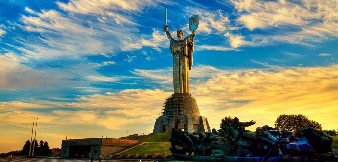 Монумент Батьківщина-Мати ввечері