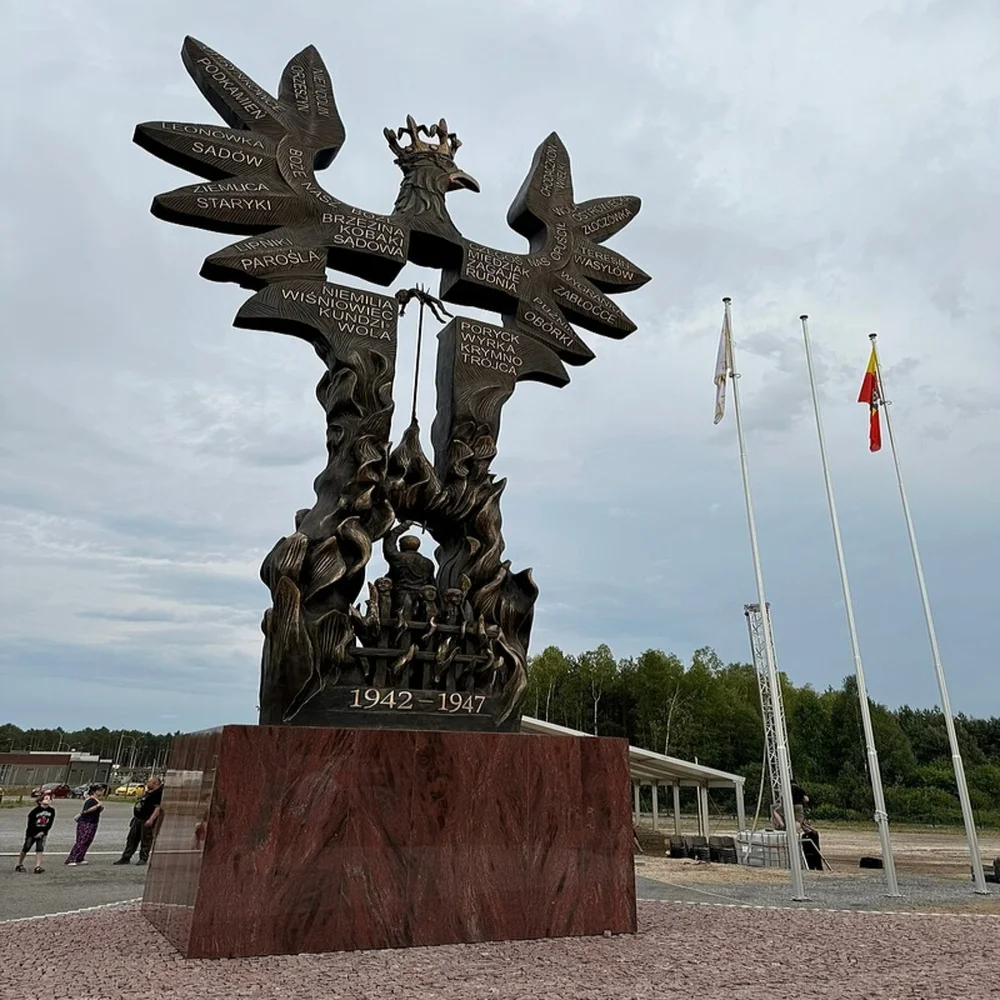 Пам'ятник жертвам Волинської різні у Польщі 
